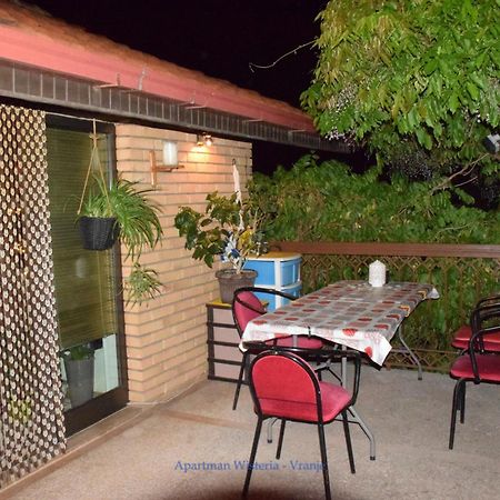 Apartman Wisteria Враня Екстериор снимка